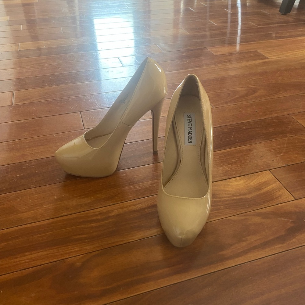 Steve Madden Tan Heels Sleek Design